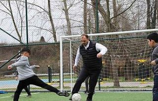 Vali ceketini çıkarttı, çocuklarla kıyasıya...