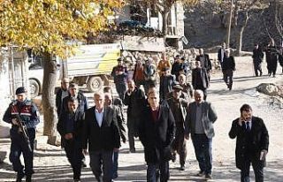 Vali Çuhadar, köyde yaşayan vatandaşların sorunlarını...