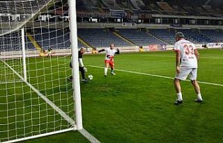 Vali Pehlivan, futbol müsabakasına katıldı