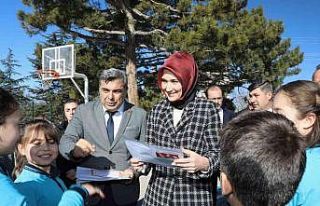 Vali Yiğitbaşı öğrencilerin karne sevincine ortak...