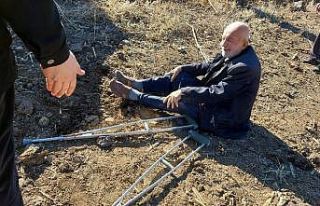 Vatandaşlar takla atan aracı elleriyle düzelterek...