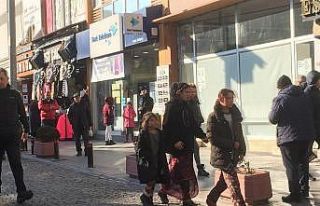 Vatandaşlardan para dilenerek yol boyunca takip ediyorlar