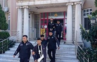 Villadan çaldıkları altınlar ile yakalandılar