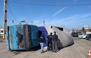 Virajı alamayan kamyon devrildi: 2 yaralı