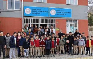 Yahyalı Belediyesi köy okullarına 5 bin kitap dağıttı