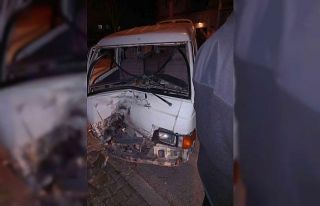 Yalova’da ağaca çarpan panelvanın sürücüsü...