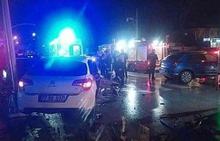 Yalova’da iki otomobil çarpıştı: 1’i ağır...