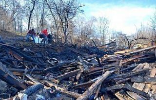 Yanan ahşap evden geriye enkazı kaldı