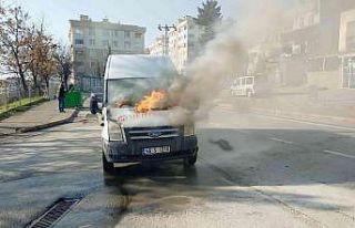 Yanmaya başlayan işçi servis minibüsü zamanında...