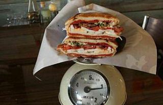 Yaptığı tostu kiloyla satıyor