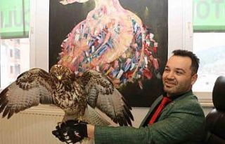 Yaralı bulduğu şahine ‘Tofaş’ adını verdi