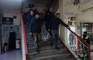 Yarı çıplak halde ölü bulundu