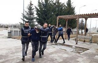 Yaşlı kadının boğazını maket bıçağı ile...