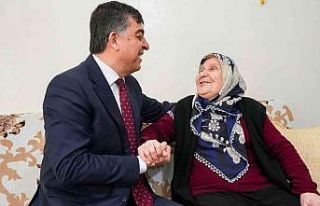 Yaşlıların yüzü vefa ziyaretleri ile gülüyor