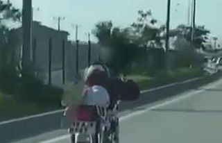 Yatarak motosiklet kullanan sürücü, polisten kaçamadı
