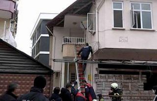 Yerinden çıkan soba borusu az kalsın evi yakıyordu