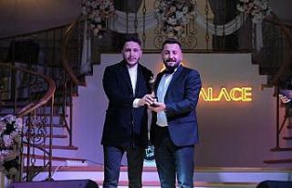 Yılın En İyi Kuaförü ödülünü verdi