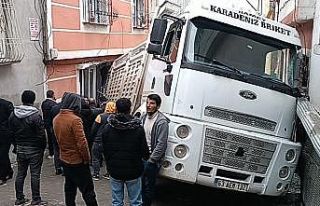 Yokuş aşağı kayan kum yüklü kamyon evin içine...