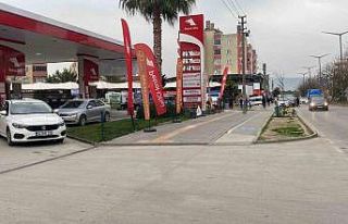 Yol ortasında yürüyen alkollü kişileri döverek...