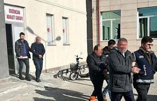 Yolcu otobüsünün deposunda kaçak göçmen taşıyan...