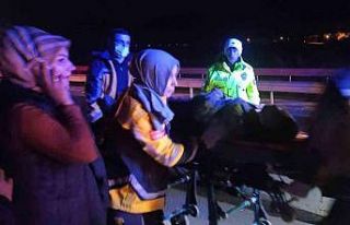 Yolda kalan sürücüye yardım etmek için duran...