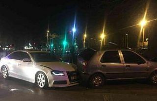 Yoldan çıkan otomobil ağaca çarptı: 3 yaralı