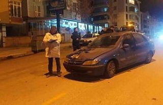 Yolun karşısına geçmeye çalışan anne ve oğluna...