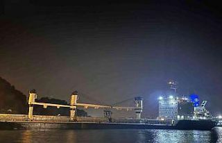 Yük gemisi karaya oturdu, Boğaz’da gemi trafiği...