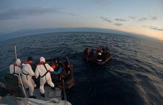 Yunanistan’ın Türk kara sularına ittiği 45 düzensiz...