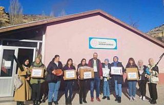 Yurt öğrencileri el emekleri ile gönülleri ısıttı