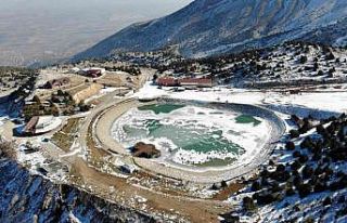 Yüzeyi buz tutan Ardıçlı Gölü’nde mest eden...