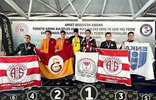 Yüzücüler Antalyaspor bayrağını kürsüye taşıdı