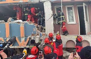 10 yaşındaki Mustafa’yı enkazdan çıkartan ekip,...