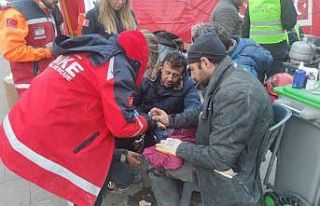 135 saat sonra enkazdan çıkan kedi tedavi altına...