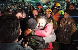 261 saat sonra enkazdan ekipleri alkışlayarak çıktı