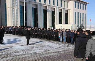 300 polis dualarla yardım için deprem bölgesine...