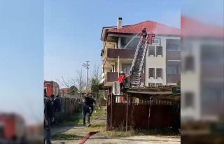 3 katlın binanın son katında çıkan yangın panik...