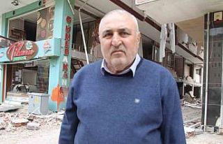 60 kişiyi kurtardı, düşen duvarın altında kalarak...