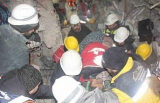 67 saat sonra sağ çıkarıldı, vatandaşlar alkışlarla...