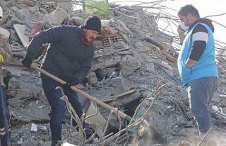 83 saat sonra çıktığı enkazlara kurtarma gönüllüsü...