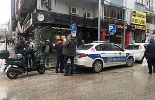85 yaşındaki yayaya geri geri gelen otomobil çarptı