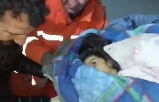8 yaşındaki Asya 96 saat sonra enkazdan sağ olarak...