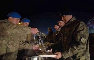 8’inci Komando Tugayı Hatay’da sıcak yemek sunmaya...