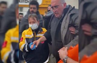 Açlık grevindeki doktor belediye önünde fenalaştı