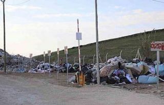 Adana’da çöken binaların molozları eşyalarıyla...