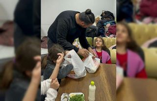 Adanalı kebapçı depremzedelere kebap dağıttı