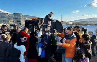 Adanalı kebapçı depremzedelere kıyafet ve oyuncak...