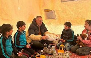 Adanalı kebapçı her gün depremzedelere yardım...