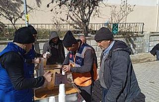 Adıyaman’da depremzedelere sıcak yemek