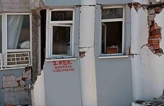 Adıyaman’da kontrol edilen binalar işaretlenip...